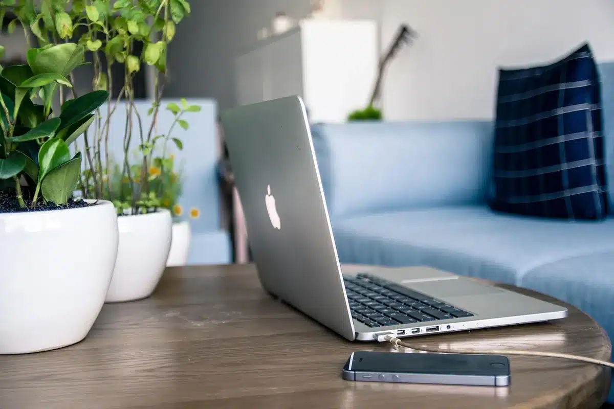 Paravent pliable séparant un coin bureau dans un studio lumineux