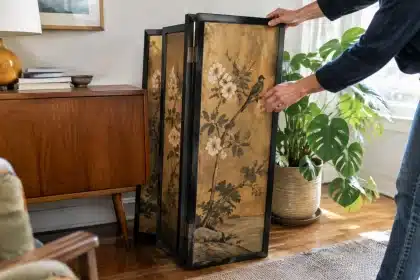 Séparer une pièce sans travaux : le meuble pliable des années 70 à dénicher chez votre grand-mère