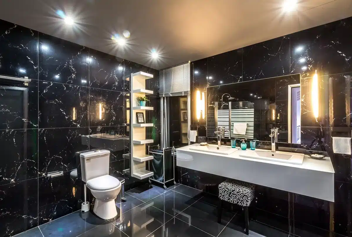 Échantillons de revêtements pour baignoire : marbre, zellige et quartzite