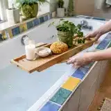 Tendance années 60 : la salle de bains troque baignoire et douche à l’italienne