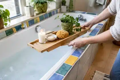 Tendance années 60 : la salle de bains troque baignoire et douche à l'italienne
