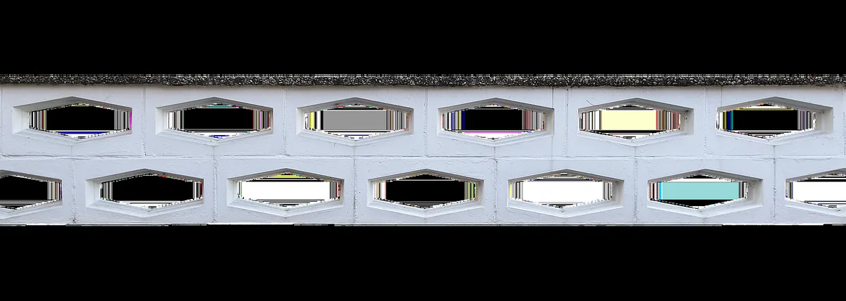 Cloison en pavé de verre séparant un coin salle de bain lumineux