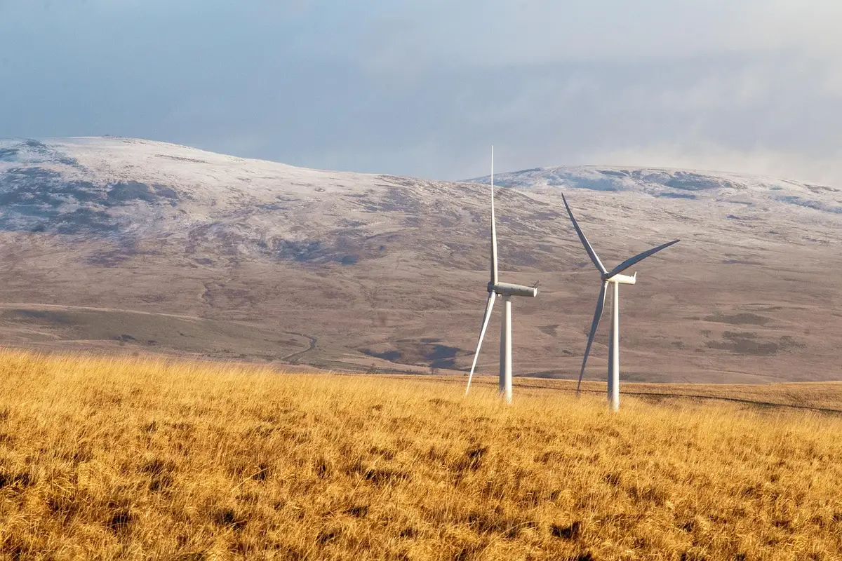 Plans d'audit énergétique posés sur une table près d'une fenêtre