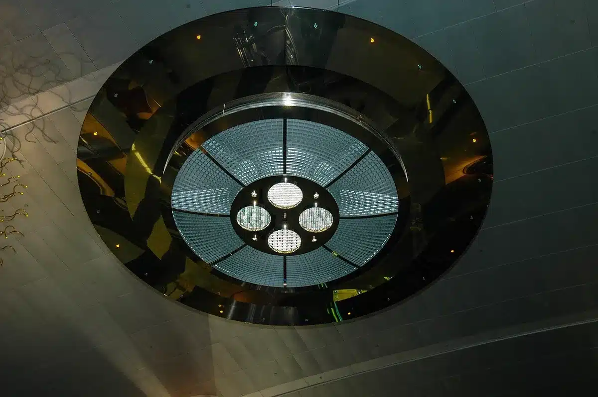 Personne non identifiable vérifiant l'accès à des conduits de ventilation dans un comble lumineux