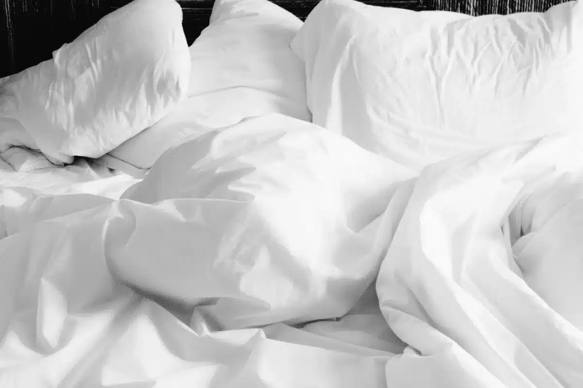 Coussins et plaids aux tons terreux disposés sur un canapé